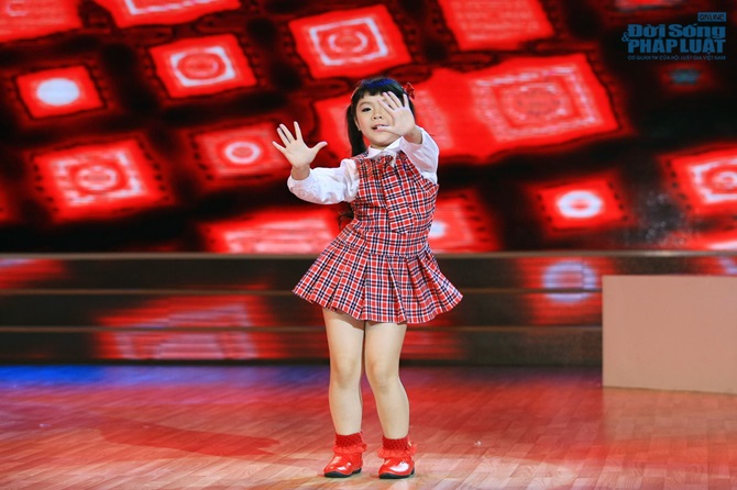 Bước nhảy hoàn vũ nhí:  Bé gái 8 tuổi khiến giám khảo 