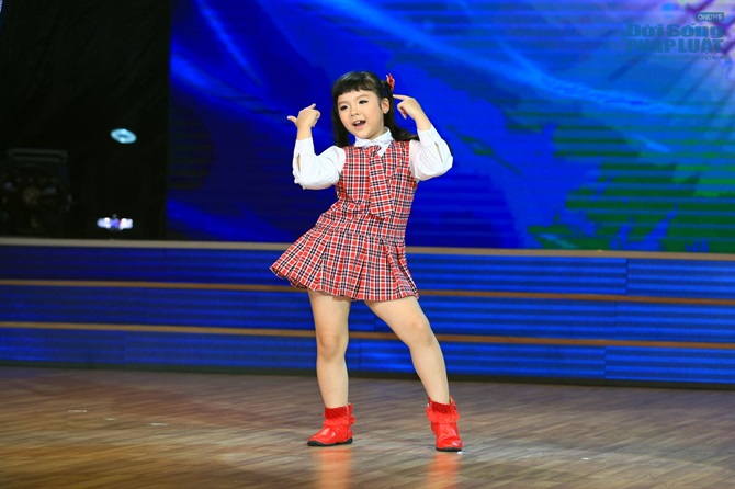 Bước nhảy hoàn vũ nhí:  Bé gái 8 tuổi khiến giám khảo 