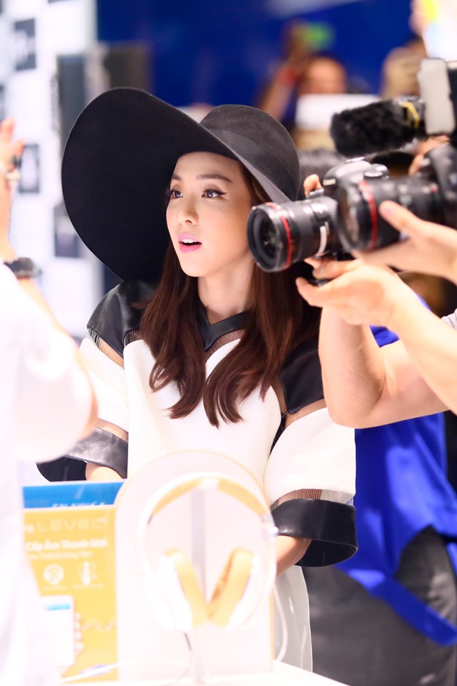 2NE1 khiến fan phát cuồng tại trung tâm thương mại