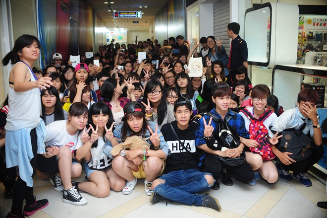 2NE1 khiến fan phát cuồng tại trung tâm thương mại