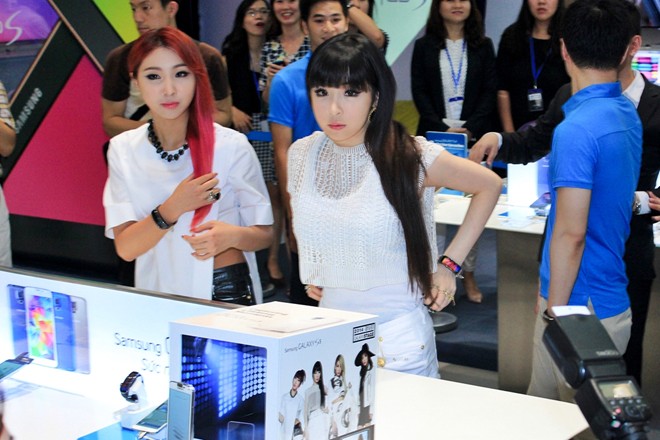 2NE1 khiến fan phát cuồng tại trung tâm thương mại