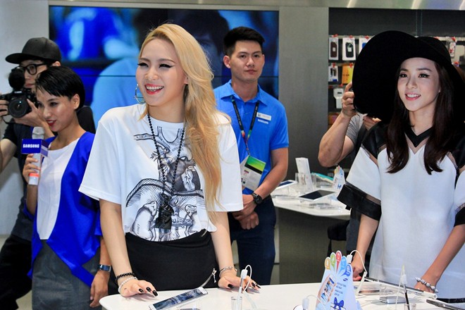 2NE1 khiến fan phát cuồng tại trung tâm thương mại