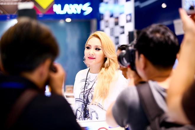 2NE1 khiến fan phát cuồng tại trung tâm thương mại