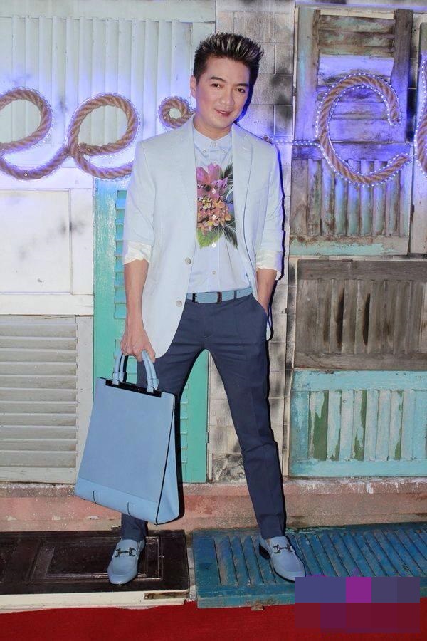 Đàm Vĩnh Hưng mất đôi giày 