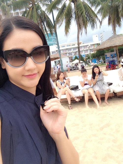 Maya lần đầu lộ diện sau tin bầu bí