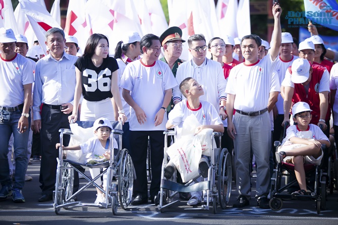 Mr Đàm, Trà Hằng dậy sớm đi bộ vì nạn nhân chất độc da cam