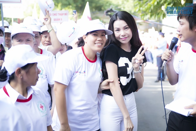 Mr Đàm, Trà Hằng dậy sớm đi bộ vì nạn nhân chất độc da cam