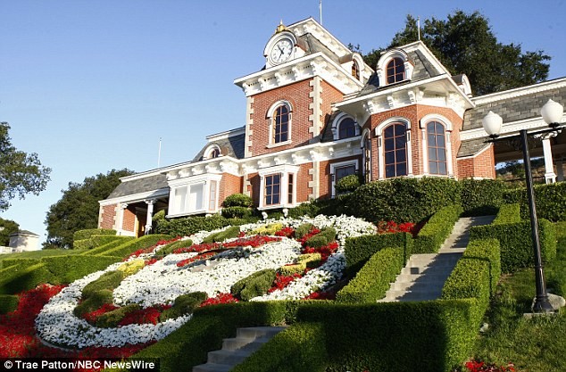 Michael Jackson bị tố ở bẩn, đi tiểu trên nền nhà