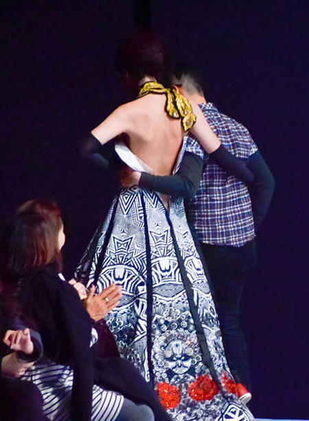 Sao Việt sợ xanh mặt vì sự cố tuột khóa váy, áo trên sân khấu