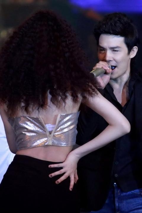 Sao Việt sợ xanh mặt vì sự cố tuột khóa váy, áo trên sân khấu