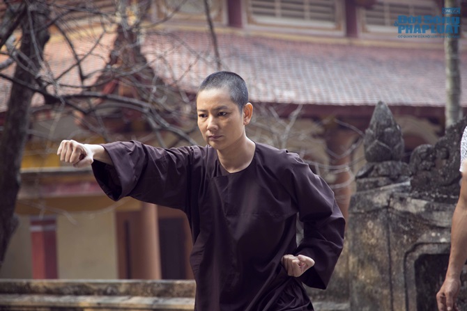 Vì “Hiệp sĩ mù”, siêu mẫu Thúy Vinh cạo đầu thành sư