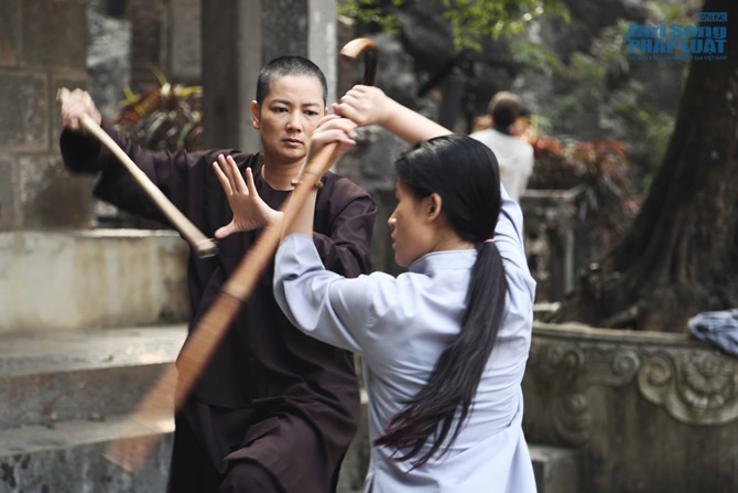 Vì “Hiệp sĩ mù”, siêu mẫu Thúy Vinh cạo đầu thành sư