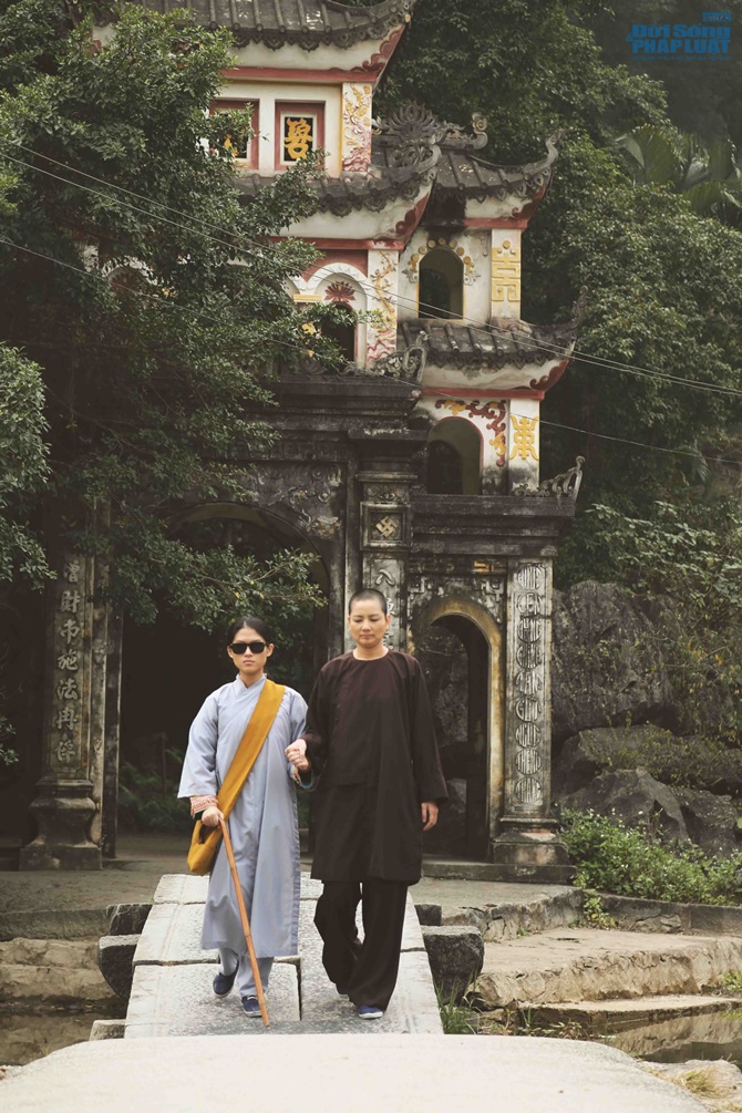 Vì “Hiệp sĩ mù”, siêu mẫu Thúy Vinh cạo đầu thành sư