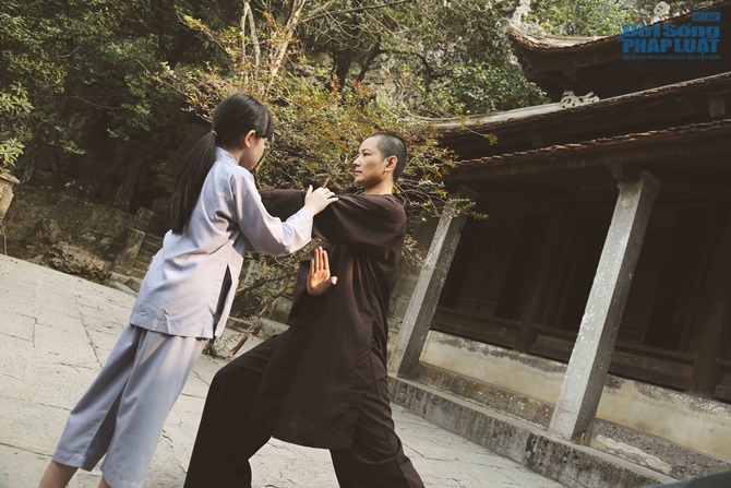 Vì “Hiệp sĩ mù”, siêu mẫu Thúy Vinh cạo đầu thành sư