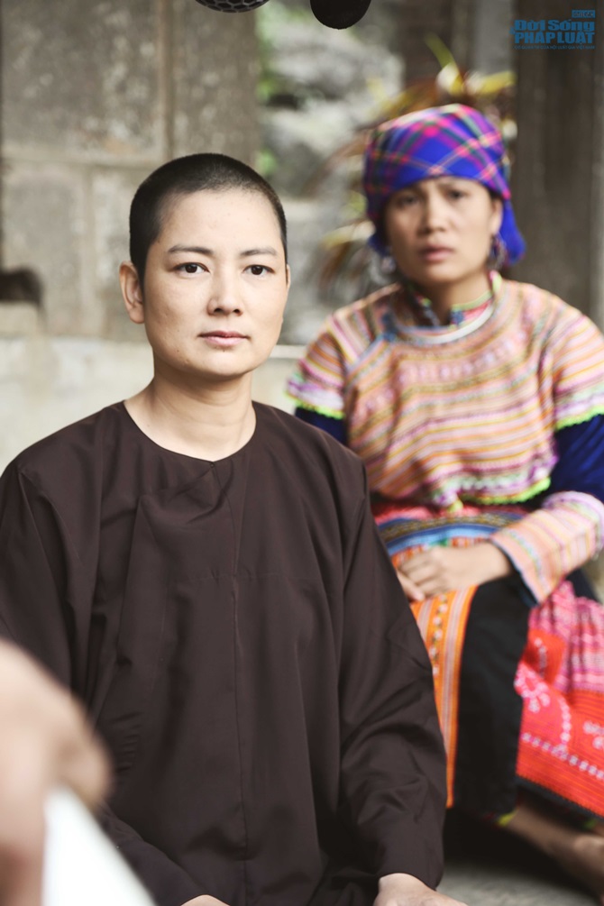 Vì “Hiệp sĩ mù”, siêu mẫu Thúy Vinh cạo đầu thành sư