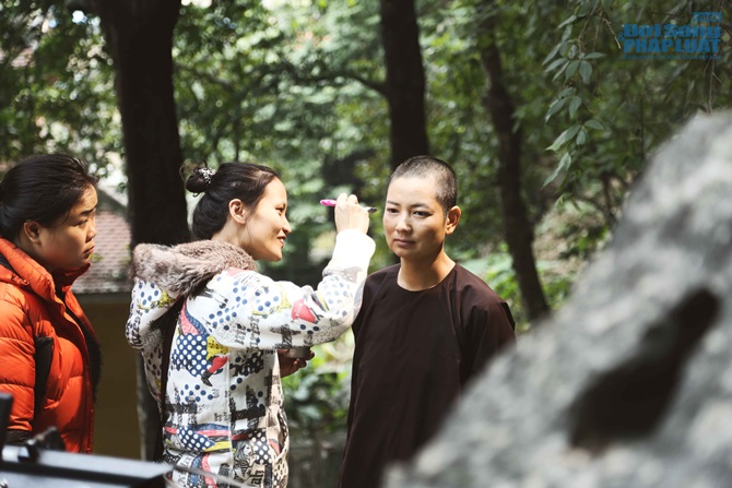 Vì “Hiệp sĩ mù”, siêu mẫu Thúy Vinh cạo đầu thành sư