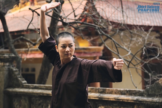 Vì “Hiệp sĩ mù”, siêu mẫu Thúy Vinh cạo đầu thành sư