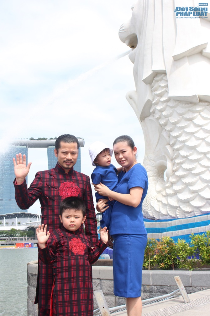 Hùng Cửu Long mặc áo dài cùng vợ con 