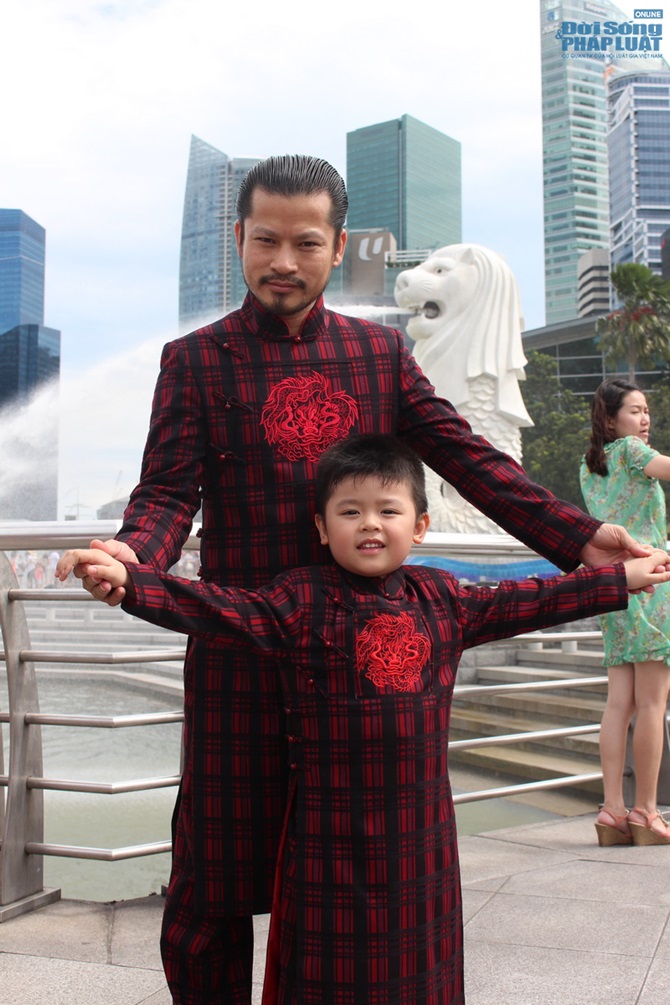 Hùng Cửu Long mặc áo dài cùng vợ con 
