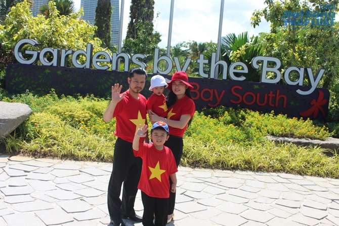 Hùng Cửu Long mặc áo dài cùng vợ con 