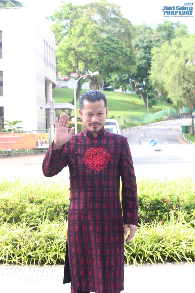 Hùng Cửu Long mặc áo dài cùng vợ con 