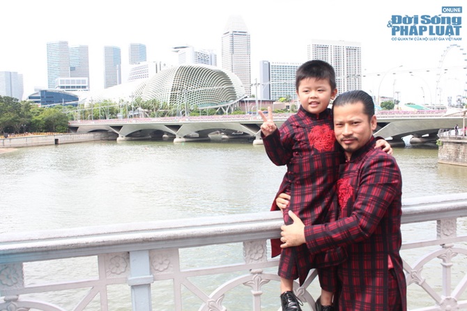 Hùng Cửu Long mặc áo dài cùng vợ con 