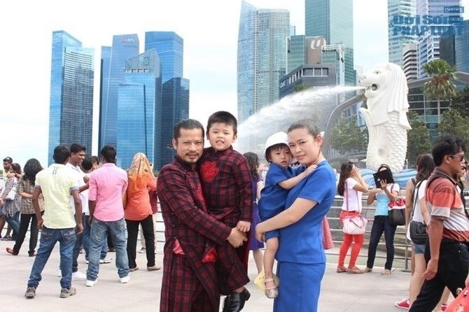 Hùng Cửu Long mặc áo dài cùng vợ con 