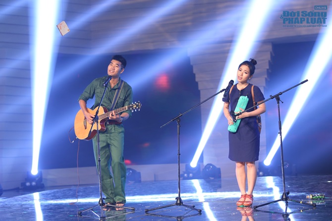 Thùy Chi xinh đẹp bất ngờ trên sân khấu Giai điệu tự hào