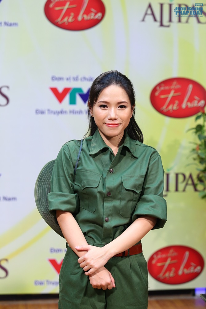 Thùy Chi xinh đẹp bất ngờ trên sân khấu Giai điệu tự hào