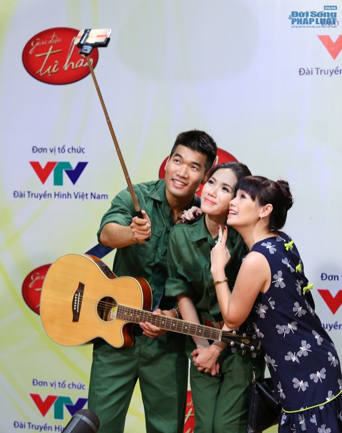 Thùy Chi xinh đẹp bất ngờ trên sân khấu Giai điệu tự hào