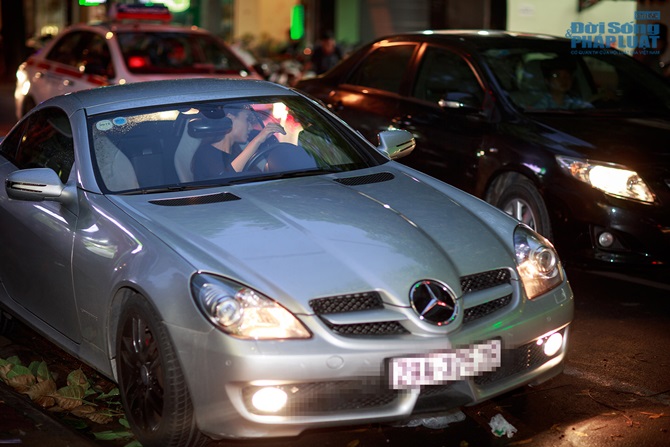 Hồng Quế tự lái xế sang đi thử đồ diễn trước khi sang Ý