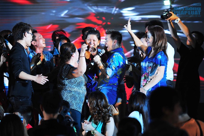 Dương Triệu Vũ nổ sâm banh mừng “Vua biển” Đàm Vĩnh Hưng