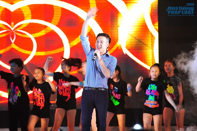 Dương Triệu Vũ nổ sâm banh mừng “Vua biển” Đàm Vĩnh Hưng