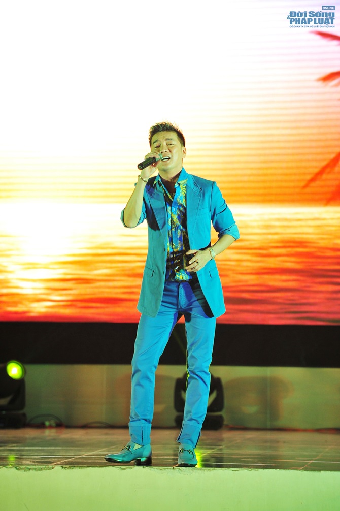 Dương Triệu Vũ nổ sâm banh mừng “Vua biển” Đàm Vĩnh Hưng