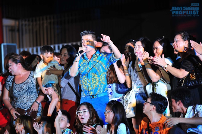 Dương Triệu Vũ nổ sâm banh mừng “Vua biển” Đàm Vĩnh Hưng