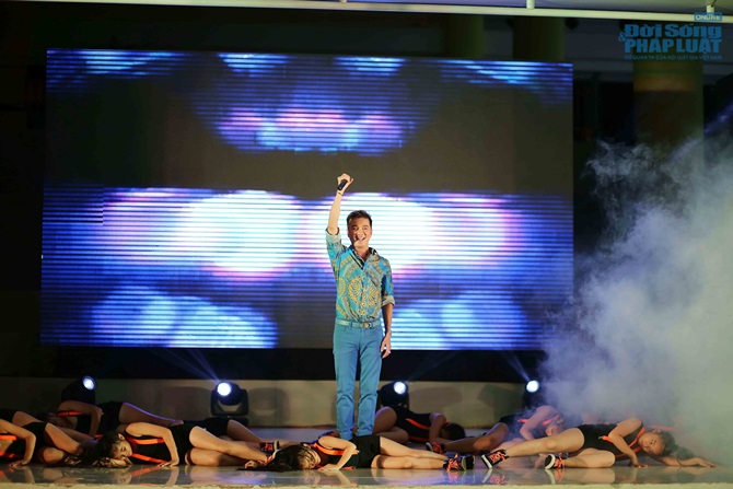 Dương Triệu Vũ nổ sâm banh mừng “Vua biển” Đàm Vĩnh Hưng