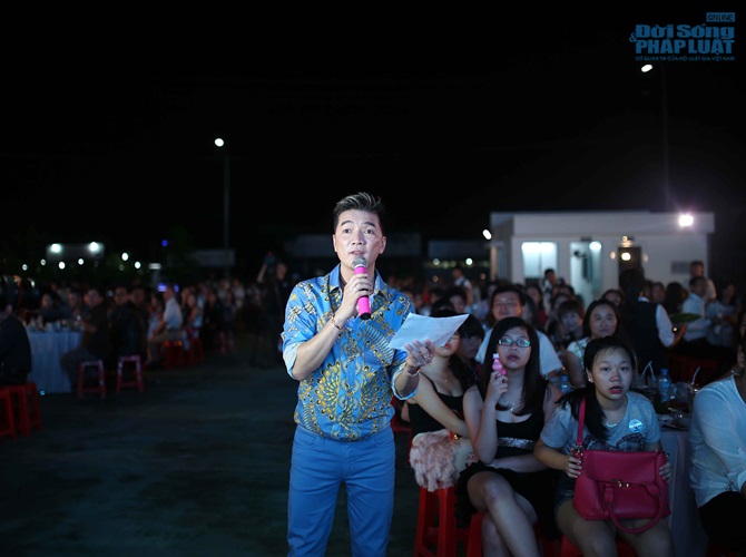 Dương Triệu Vũ nổ sâm banh mừng “Vua biển” Đàm Vĩnh Hưng