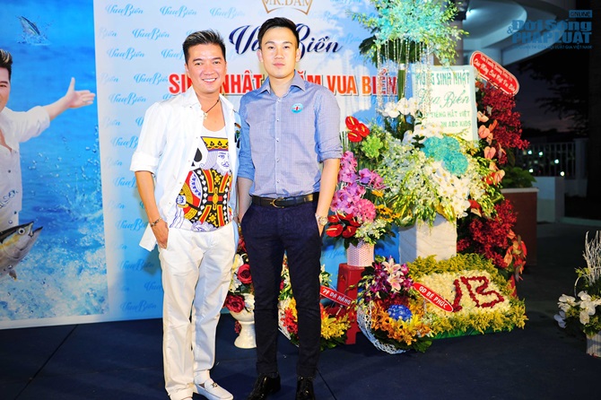 Dương Triệu Vũ nổ sâm banh mừng “Vua biển” Đàm Vĩnh Hưng