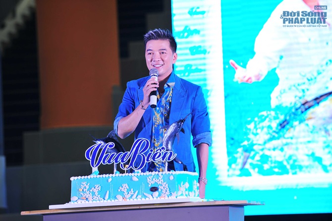 Dương Triệu Vũ nổ sâm banh mừng “Vua biển” Đàm Vĩnh Hưng