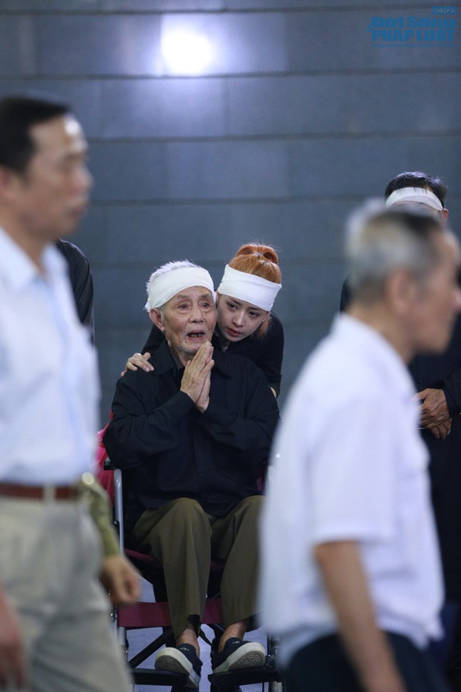 Chi Pu bỏ show diễn về dự đám tang bà ngoại