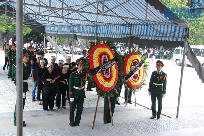 Chi Pu bỏ show diễn về dự đám tang bà ngoại