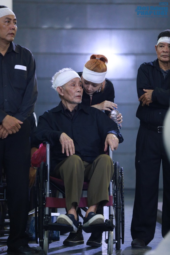 Chi Pu bỏ show diễn về dự đám tang bà ngoại