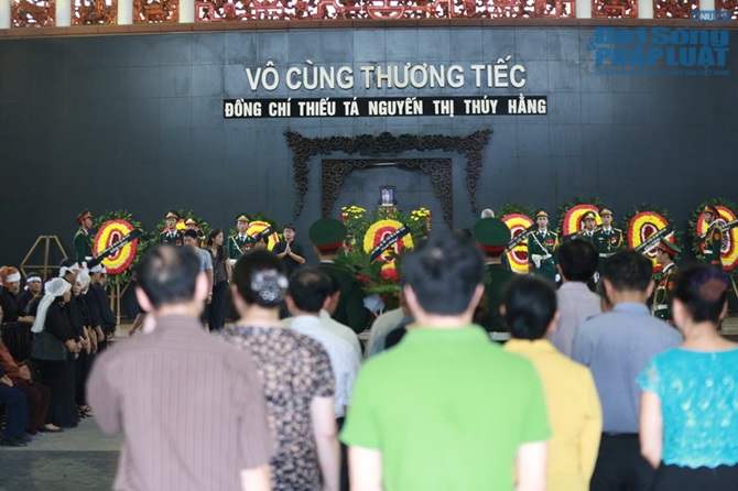 Chi Pu bỏ show diễn về dự đám tang bà ngoại