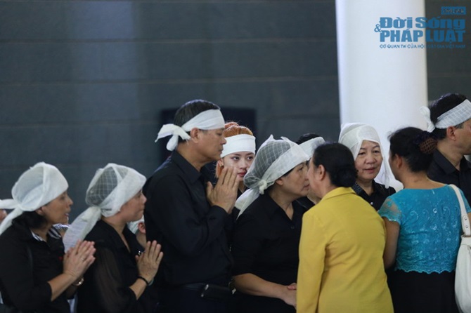 Chi Pu bỏ show diễn về dự đám tang bà ngoại