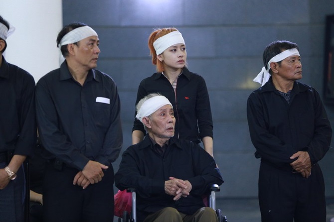 Chi Pu bỏ show diễn về dự đám tang bà ngoại