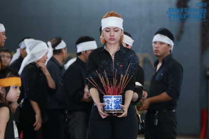 Chi Pu khóc nức nở trong lễ truy điệu bà ngoại 