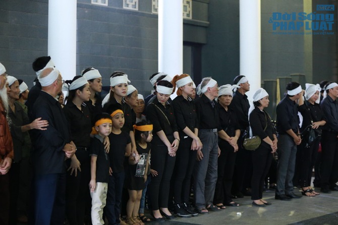 Chi Pu khóc nức nở trong lễ truy điệu bà ngoại 