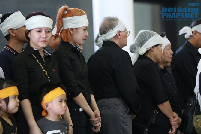 Chi Pu khóc nức nở trong lễ truy điệu bà ngoại 