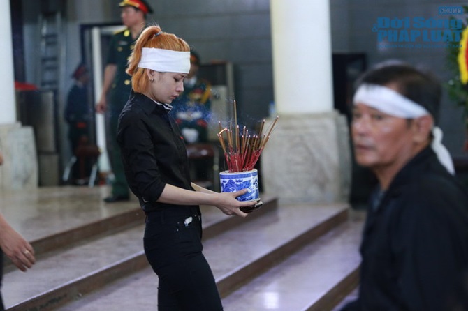 Chi Pu khóc nức nở trong lễ truy điệu bà ngoại 