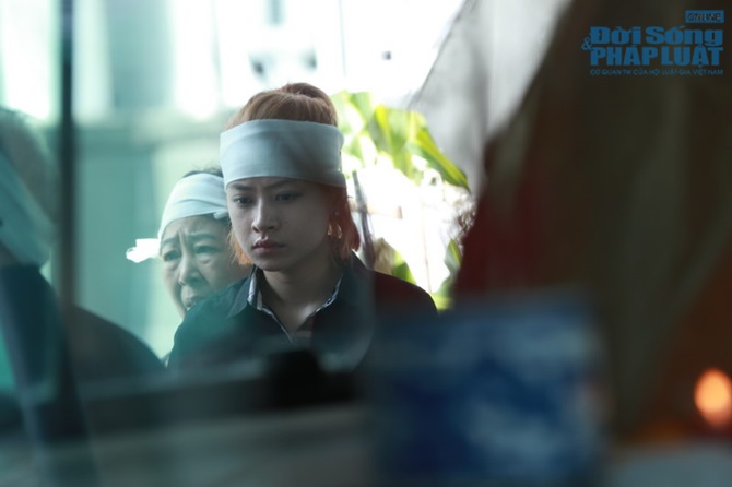 Chi Pu khóc nức nở trong lễ truy điệu bà ngoại 